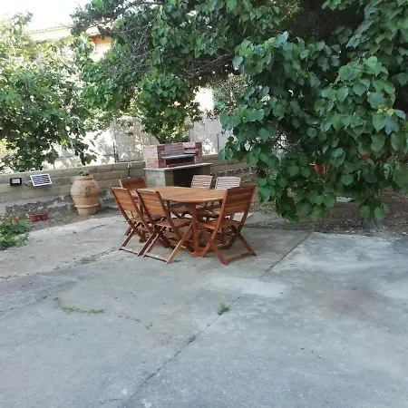 Homestay La Lenzerina Casa Indipendente Con Giardino